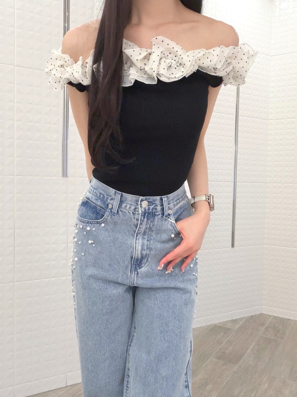 その他のサンダル、ブルー系のデニムパンツ、その他のニット/セーターを着用したレディースの夏コーディネートの4枚目の写真