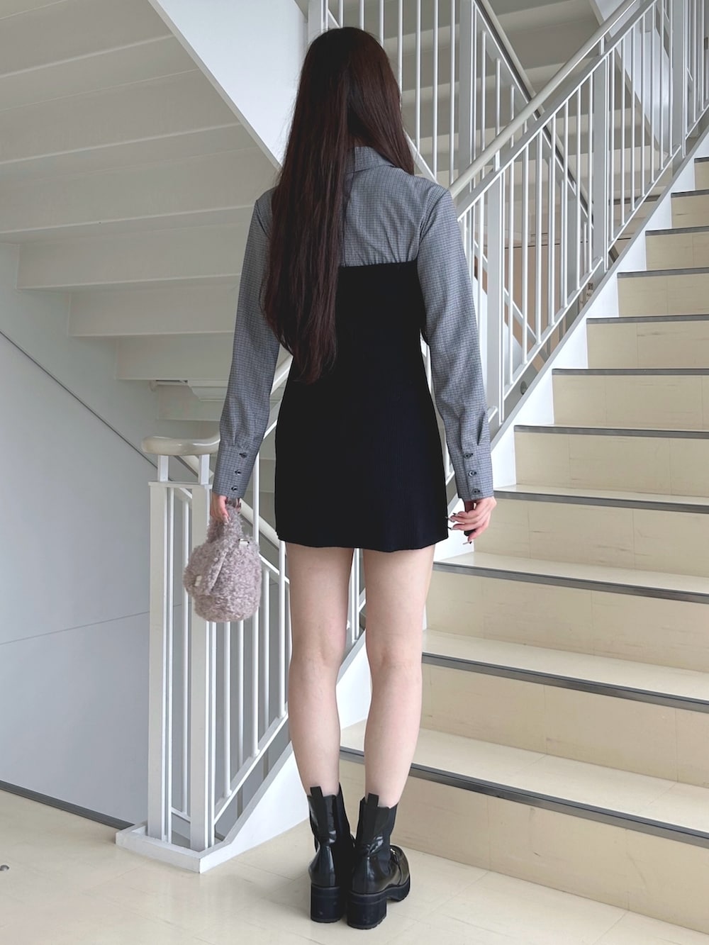 その他のワンピース、ピンク系のハンドバッグ、ブラック系のブーツを着用したレディースの秋コーディネートの4枚目の写真