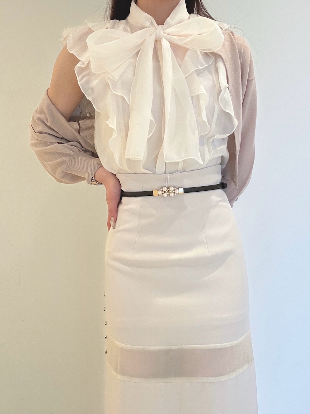 ピンク系のスカート、ホワイト系のシャツ/ブラウス、ベージュ系のカーディガン/ボレロを着用したレディースの春コーディネートの5枚目の写真