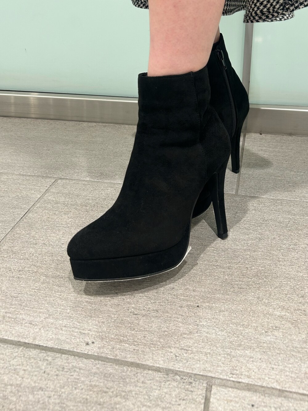 ブラック系のニット/セーター、ブラック系のブーツ、その他のスカートを着用したレディースの冬コーディネートの8枚目の写真