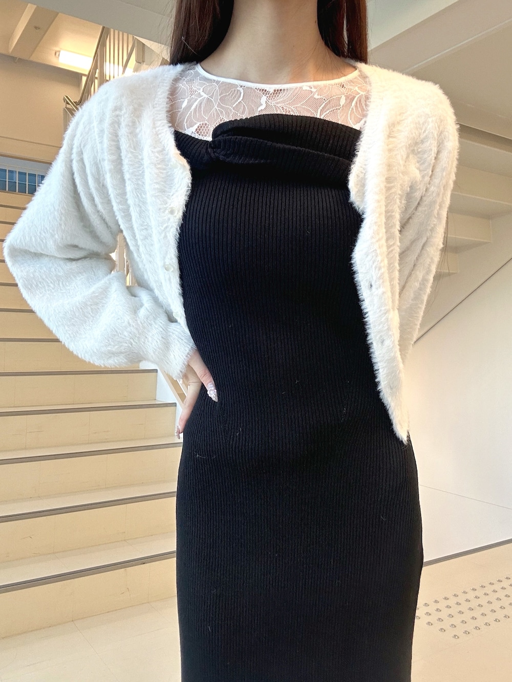 ブラック系のワンピース、ブラック系のキャミソール、ホワイト系のカーディガン/ボレロを着用したレディースの冬コーディネートの4枚目の写真