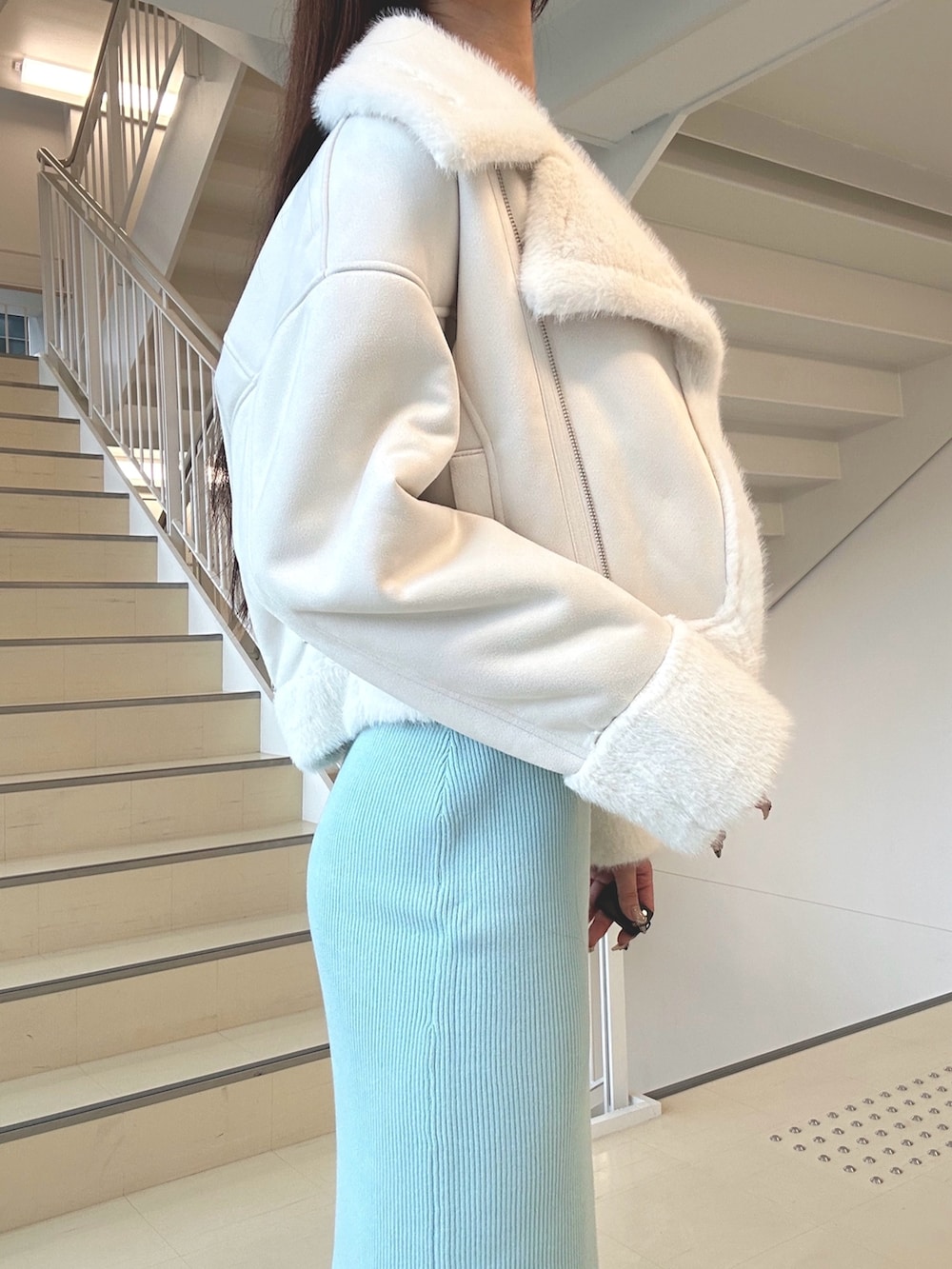 グリーン系のワンピース、ホワイト系のハンドバッグ、ホワイト系のブーツを着用したレディースの秋コーディネートの6枚目の写真