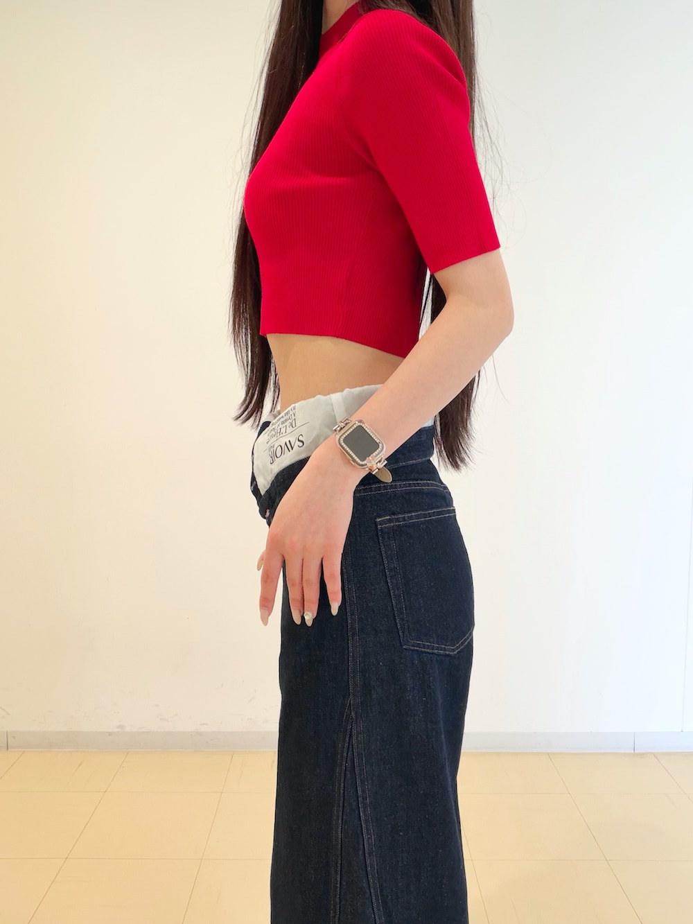ブルー系のその他パンツ、レッド系のニット/セーター、ブラウン系のハンドバッグを着用したレディースの春コーディネートの8枚目の写真