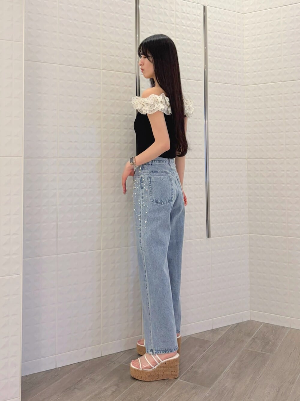 その他のサンダル、ブルー系のデニムパンツ、その他のニット/セーターを着用したレディースの夏コーディネートの2枚目の写真