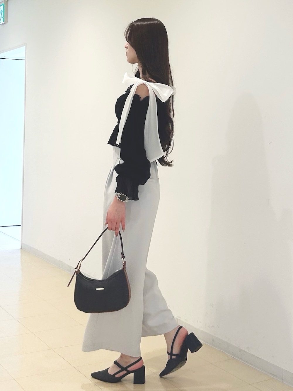 「大人カジュアル、最近のいい感じコーデ、リボン、春夏コーデ、淡色コーデ、きれいめカジュアル、休日スタイル、デニム、オフィスカジュアル、女子会、おでかけコーデ、オトナ女子、パンツスタイル、大人ファッション、シンプルコーデ」｜「MERCURYDUOの2WAYデニムショルダーバッグ（ショルダーバッグ、ブルー系）」を使った、ayamoさん（レディース・165cm）の春コーディネートの2枚目の写真