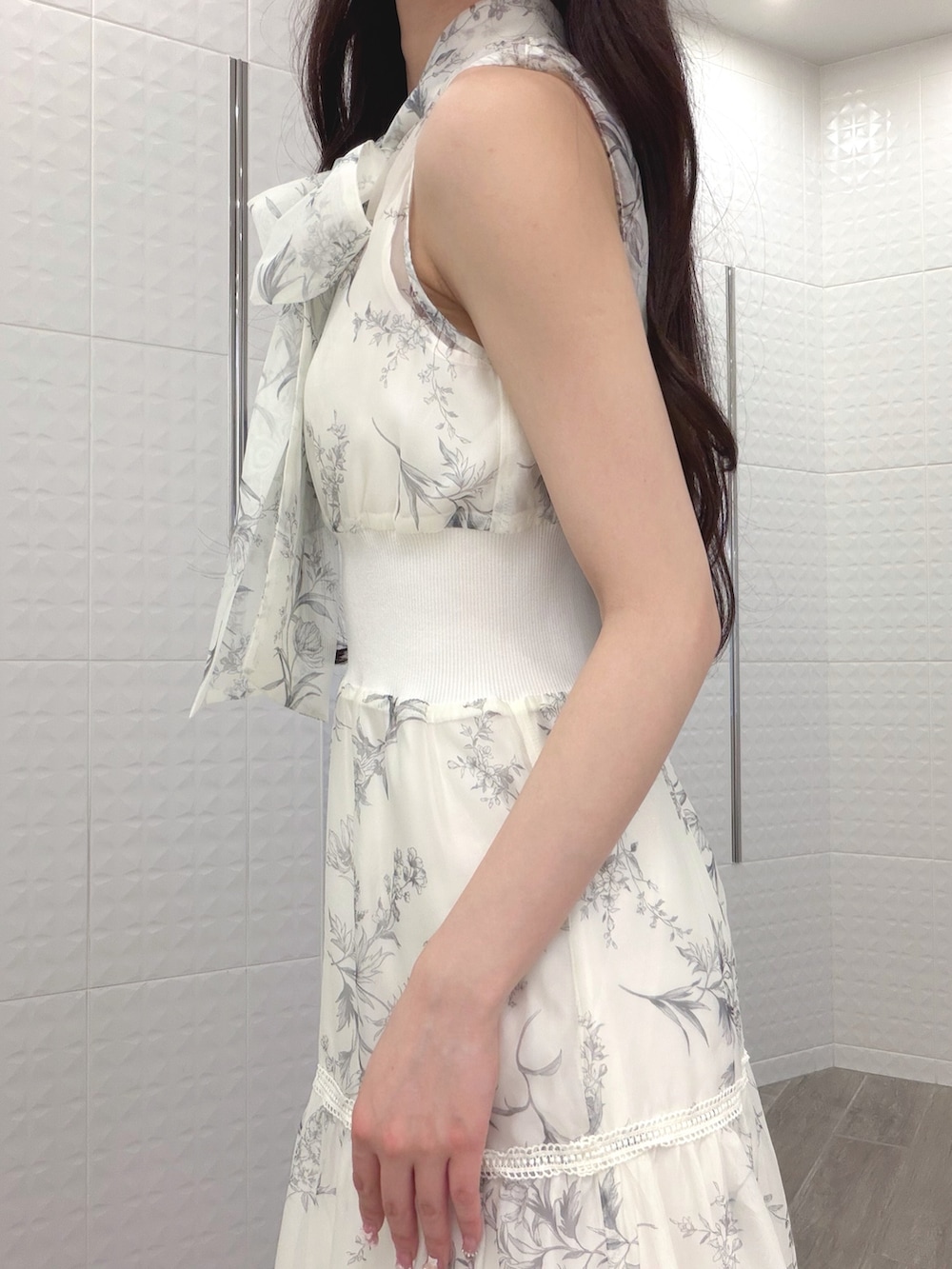 ホワイト系のワンピース、ホワイト系のTシャツ/カットソー、ホワイト系のパンプスを着用したレディースの夏コーディネートの5枚目の写真