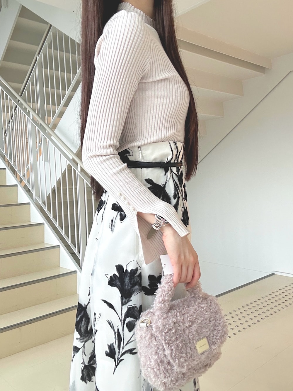 ホワイト系のスカート、ベージュ系のニット/セーター、ピンク系のハンドバッグを着用したレディースの秋コーディネートの6枚目の写真