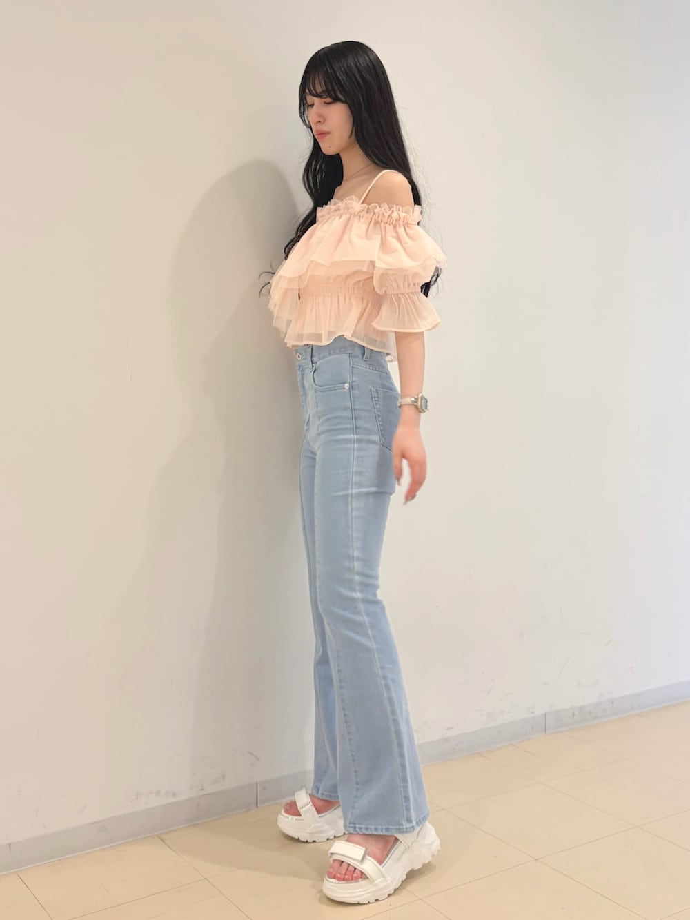 ブルー系のその他パンツ、ピンク系のシャツ/ブラウス、ホワイト系のサンダルを着用したレディースの春コーディネートの2枚目の写真