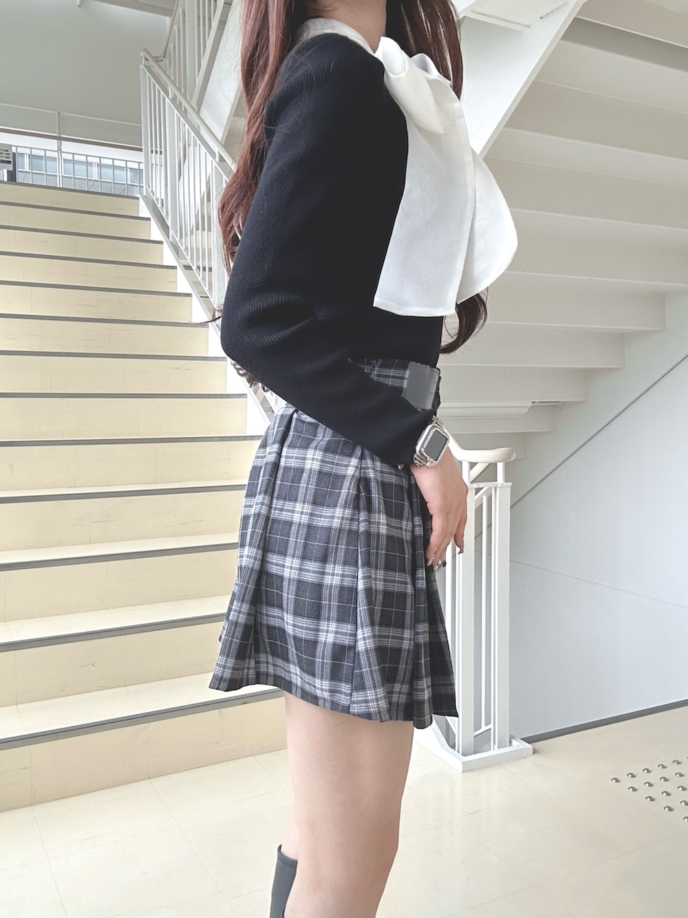 その他のスカート、ブラック系のブーツ、グレー系のハンドバッグを着用したレディースの秋コーディネートの6枚目の写真