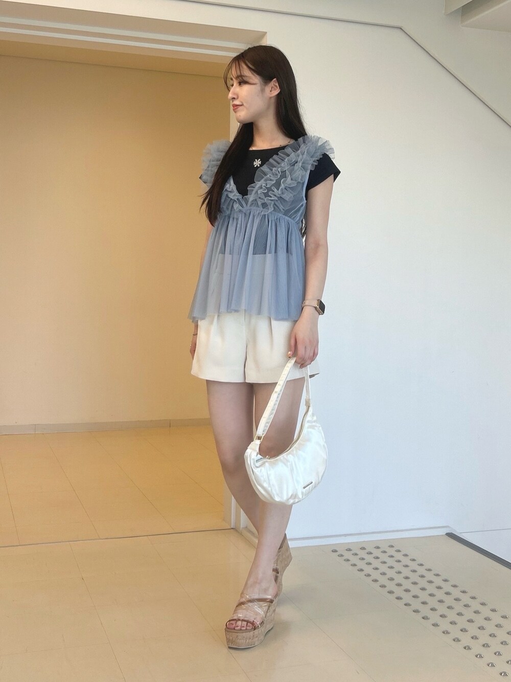 ベージュ系のサンダル、ホワイト系のショルダーバッグ、ブラック系のTシャツ/カットソーを着用したレディースの夏コーディネートの4枚目の写真