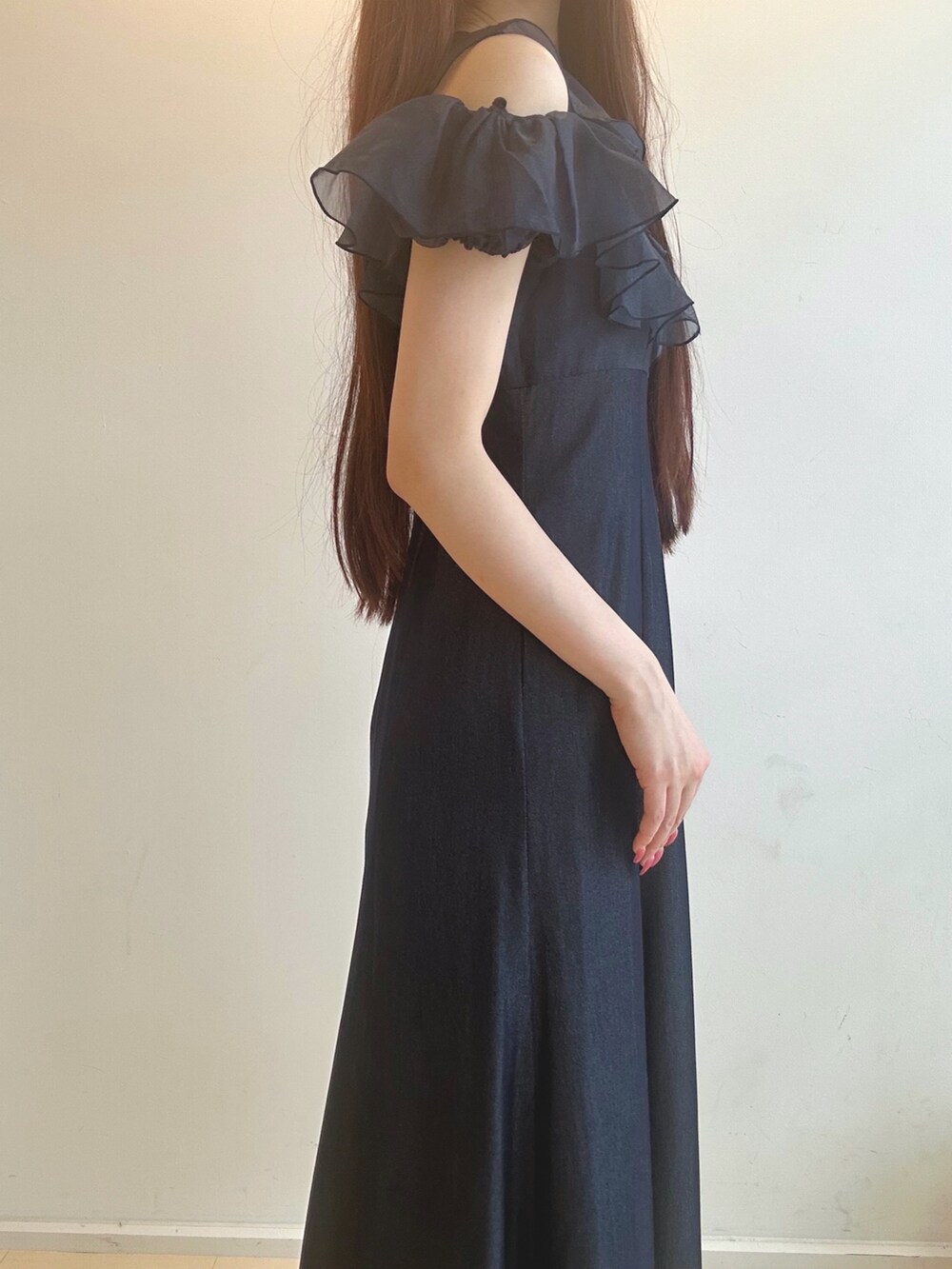 ブルー系のワンピース、レッド系のハンドバッグ、ブルー系のパンプスを着用したレディースの夏コーディネートの7枚目の写真