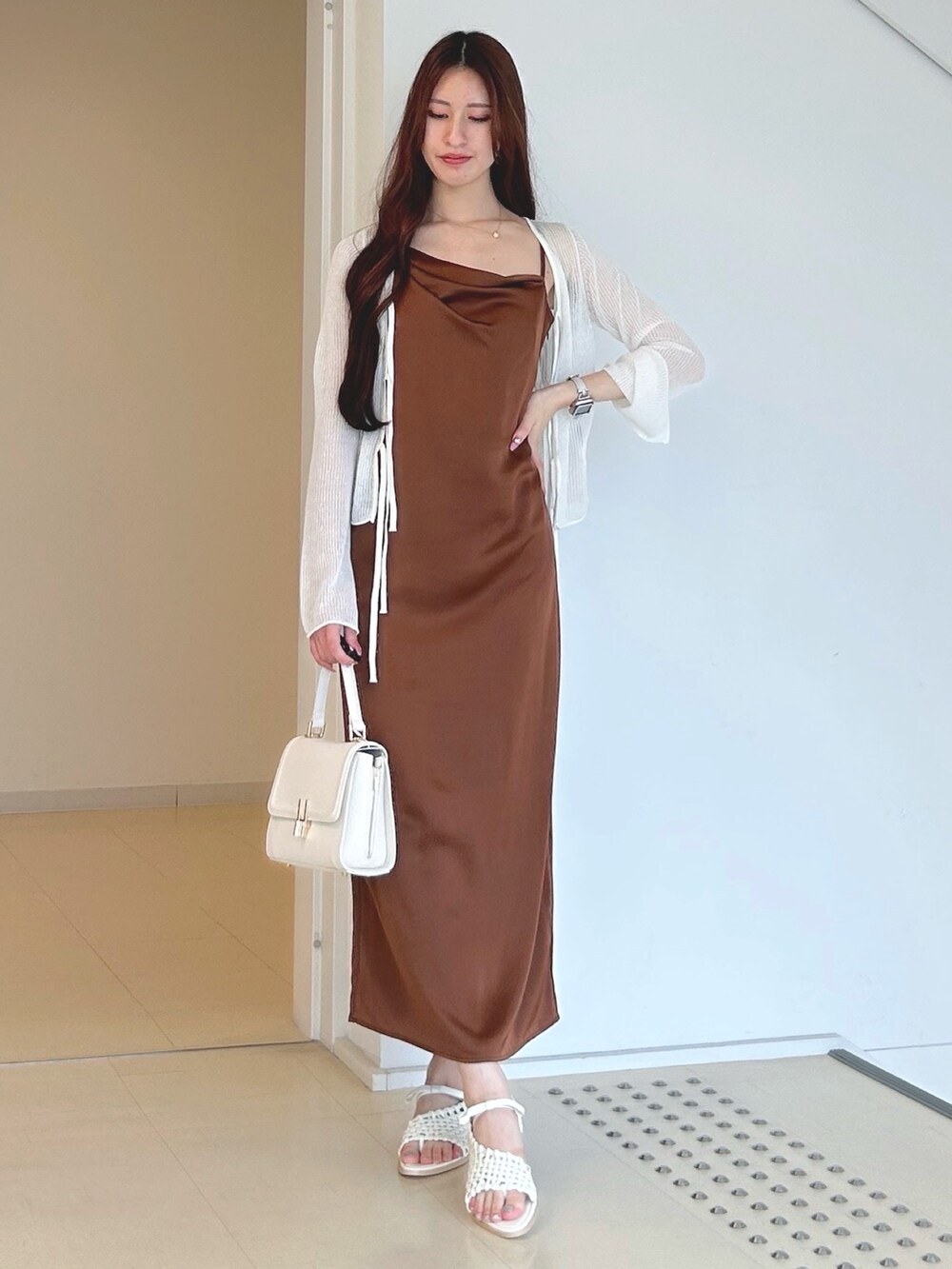 ブラウン系のワンピース、ホワイト系のチューブトップ、ホワイト系のハンドバッグを着用したレディースの夏コーディネートの3枚目の写真