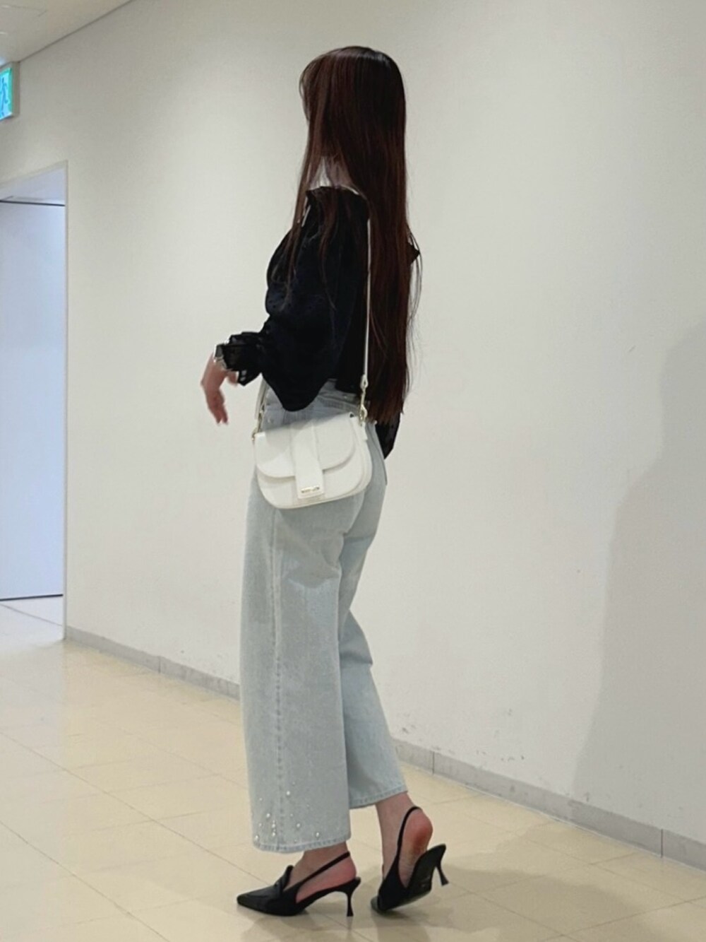 ブルー系のデニムパンツ、その他のシャツ/ブラウス、ブラック系のパンプスを着用したレディースの春コーディネートの4枚目の写真