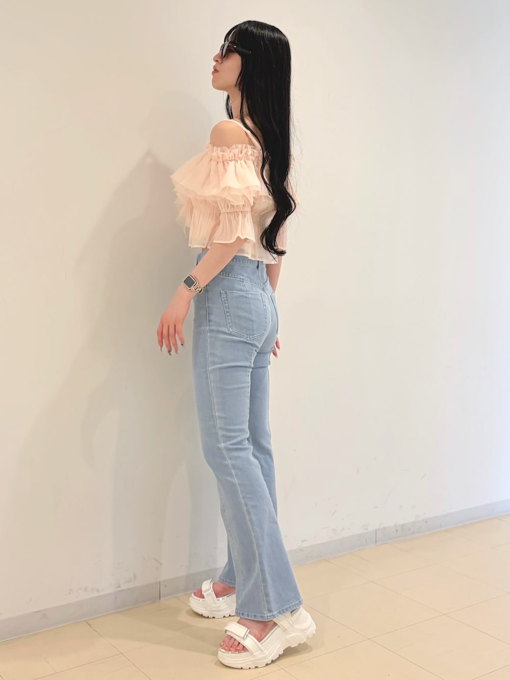 ブルー系のその他パンツ、ピンク系のシャツ/ブラウス、ホワイト系のサンダルを着用したレディースの春コーディネートの3枚目の写真