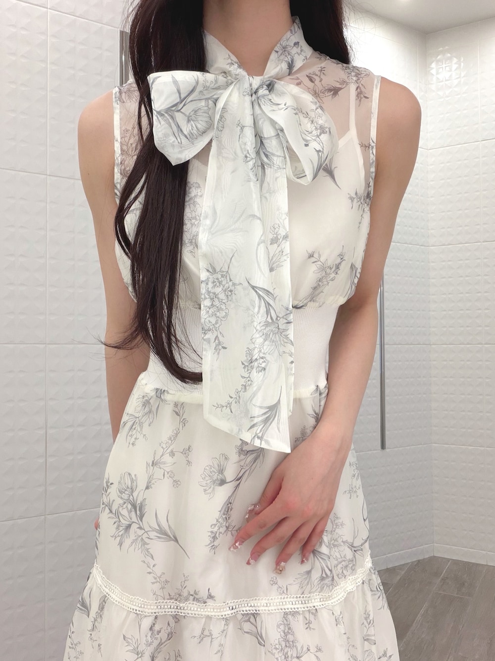 ホワイト系のワンピース、ホワイト系のTシャツ/カットソー、ホワイト系のパンプスを着用したレディースの夏コーディネートの4枚目の写真