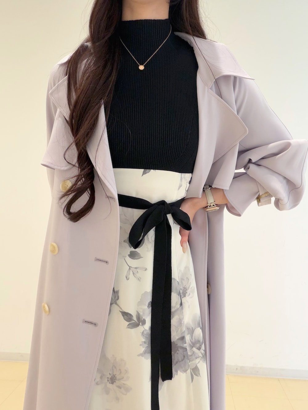 ブラック系のワンピース、パープル系のトレンチコート、ホワイト系のハンドバッグを着用したレディースの春コーディネートの6枚目の写真