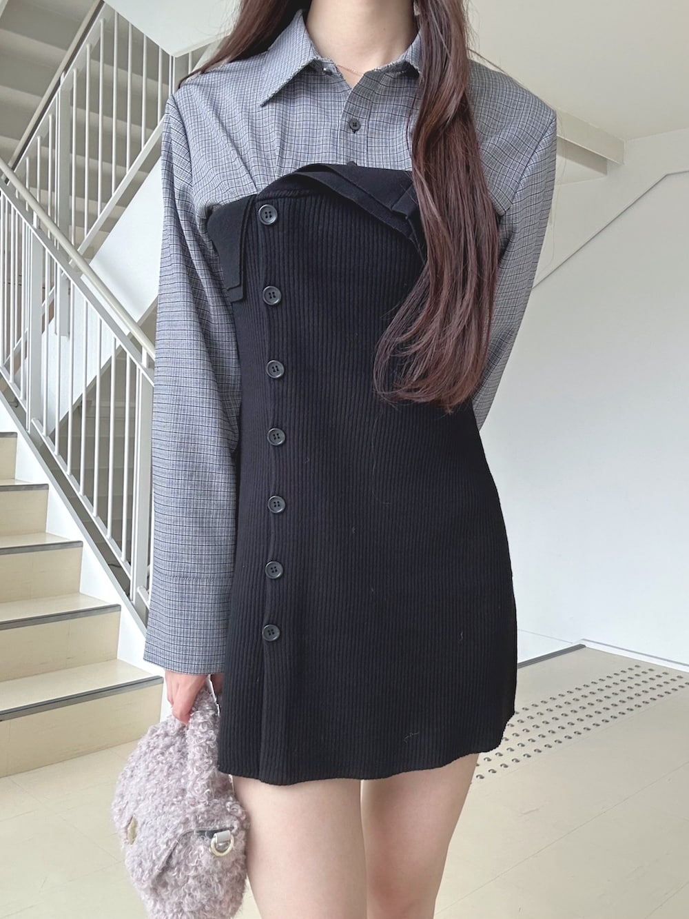 その他のワンピース、ピンク系のハンドバッグ、ブラック系のブーツを着用したレディースの秋コーディネートの5枚目の写真