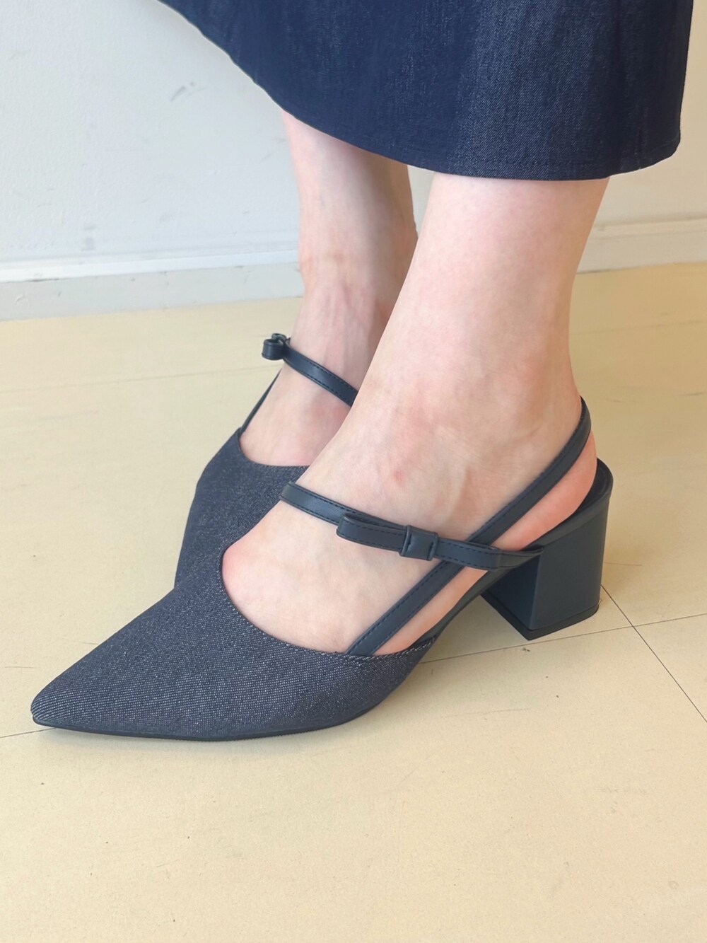 ブルー系のワンピース、レッド系のハンドバッグ、ブルー系のパンプスを着用したレディースの夏コーディネートの9枚目の写真