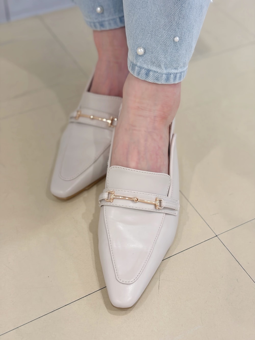 ピンク系のシャツ/ブラウス、ブルー系のデニムパンツ、ブラウン系のハンドバッグを着用したレディースの春コーディネートの9枚目の写真