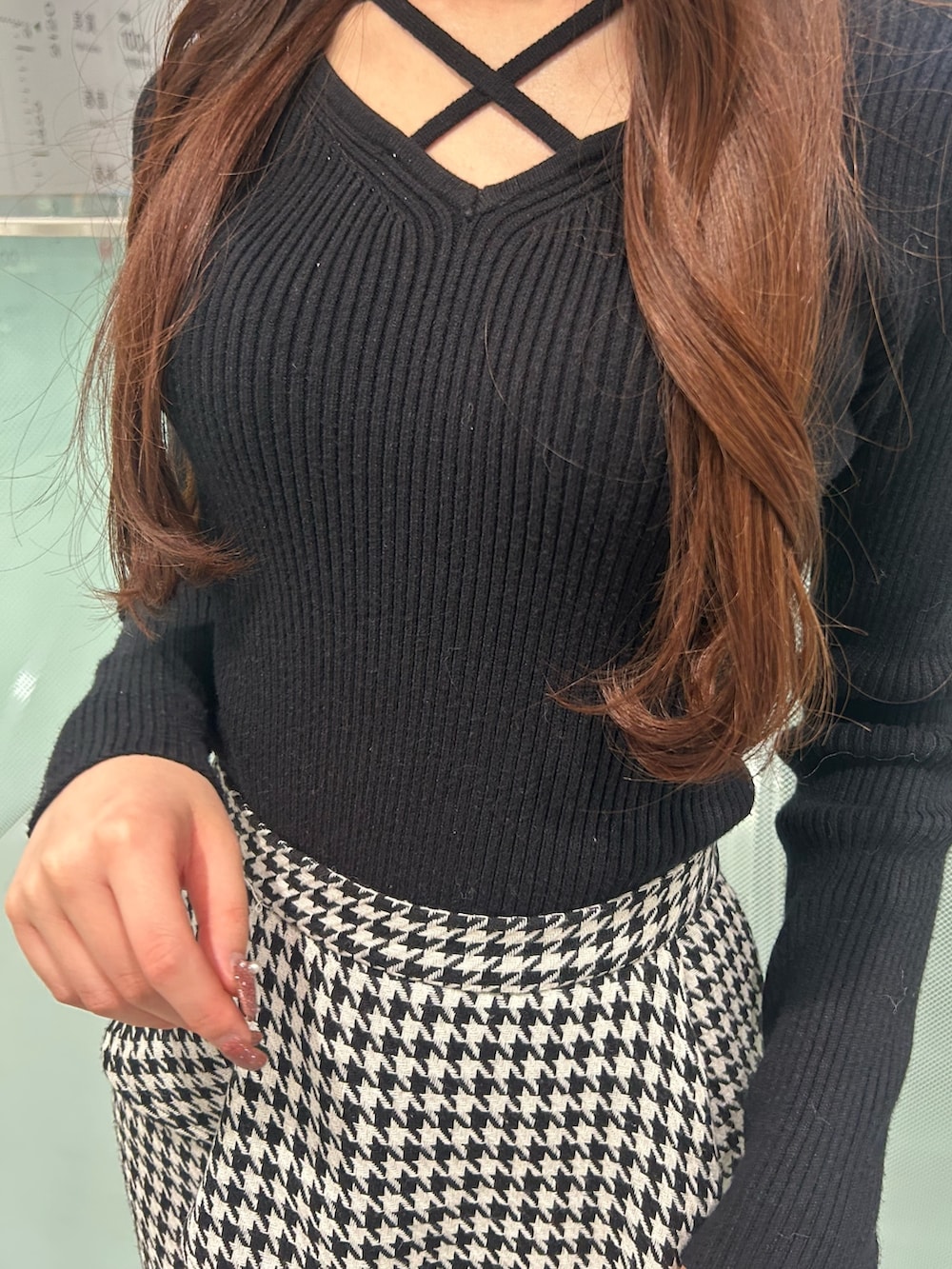 ブラック系のニット/セーター、ブラック系のブーツ、その他のスカートを着用したレディースの冬コーディネートの6枚目の写真