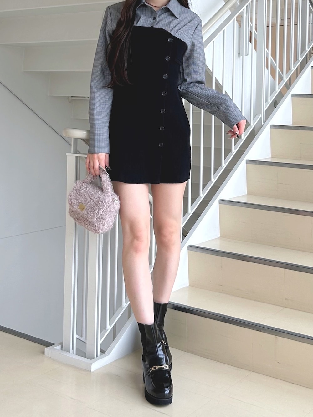 その他のワンピース、ピンク系のハンドバッグ、ブラック系のブーツを着用したレディースの秋コーディネートの7枚目の写真