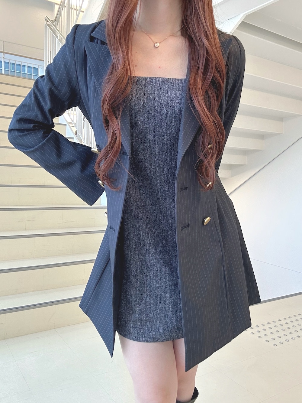 ブラック系のブーツ、グレー系のワンピース、グレー系のワンピースを着用したレディースの夏コーディネートの6枚目の写真