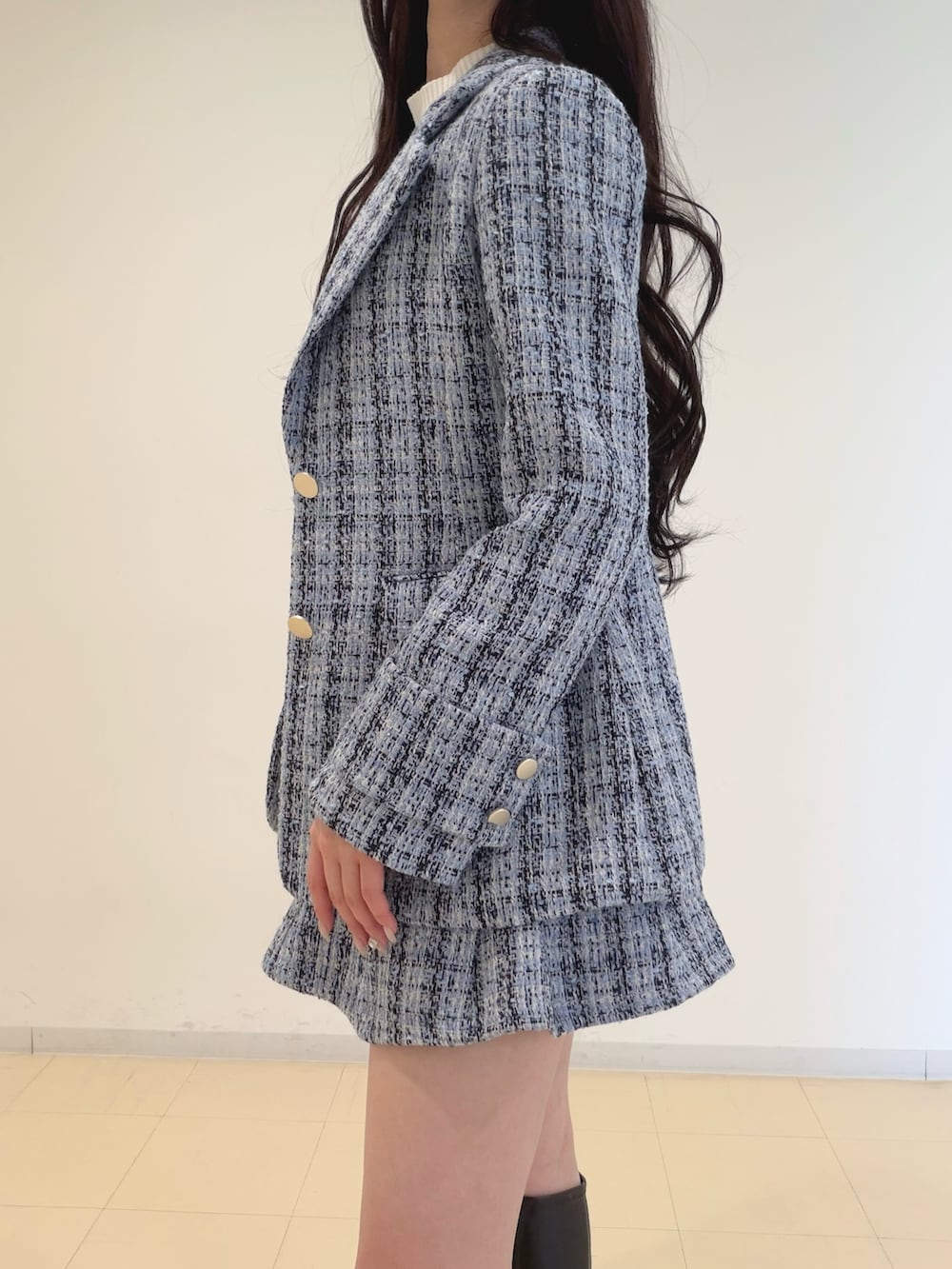 ブルー系のテーラードジャケット、ブルー系のスカート、ホワイト系のニット/セーターを着用したレディースの冬コーディネートの6枚目の写真