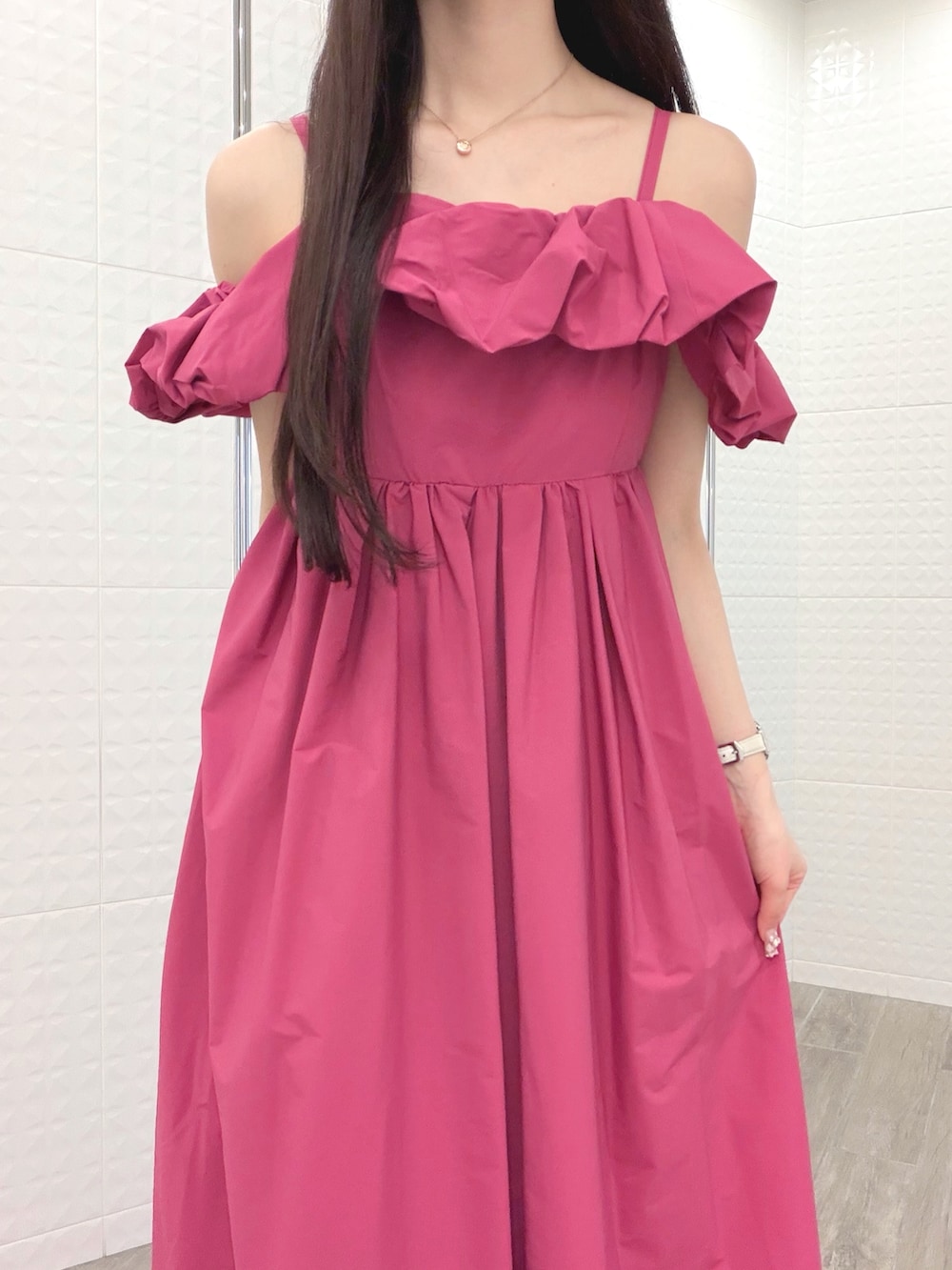 ピンク系のワンピース、その他のサンダル、ベージュ系のハンドバッグを着用したレディースの夏コーディネートの4枚目の写真