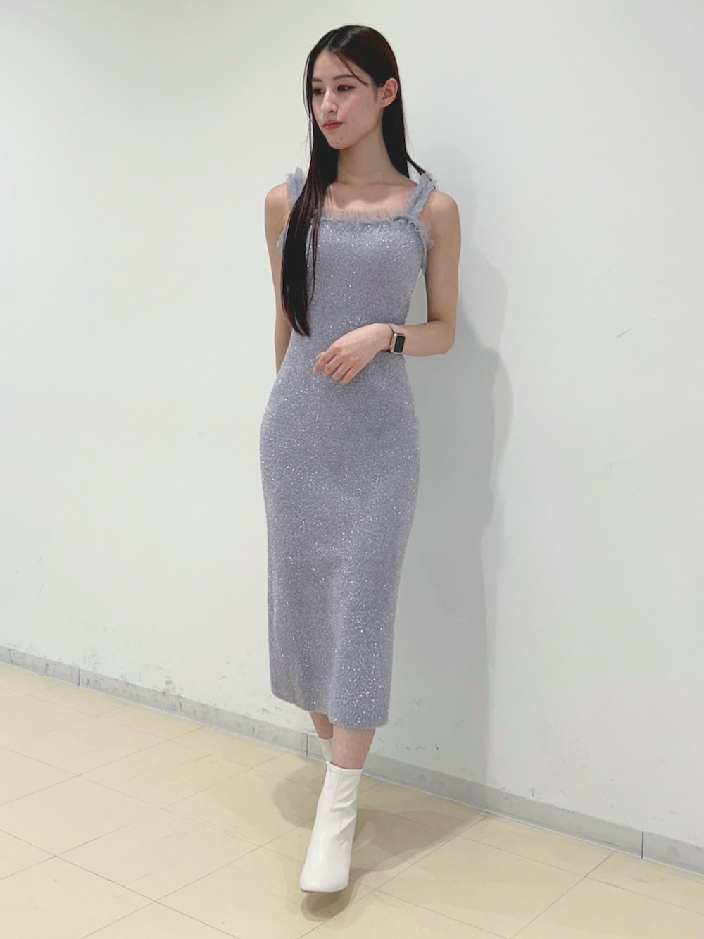 パープル系のワンピース、ホワイト系のショルダーバッグ、ホワイト系のブーツを着用したレディースの秋コーディネートの4枚目の写真