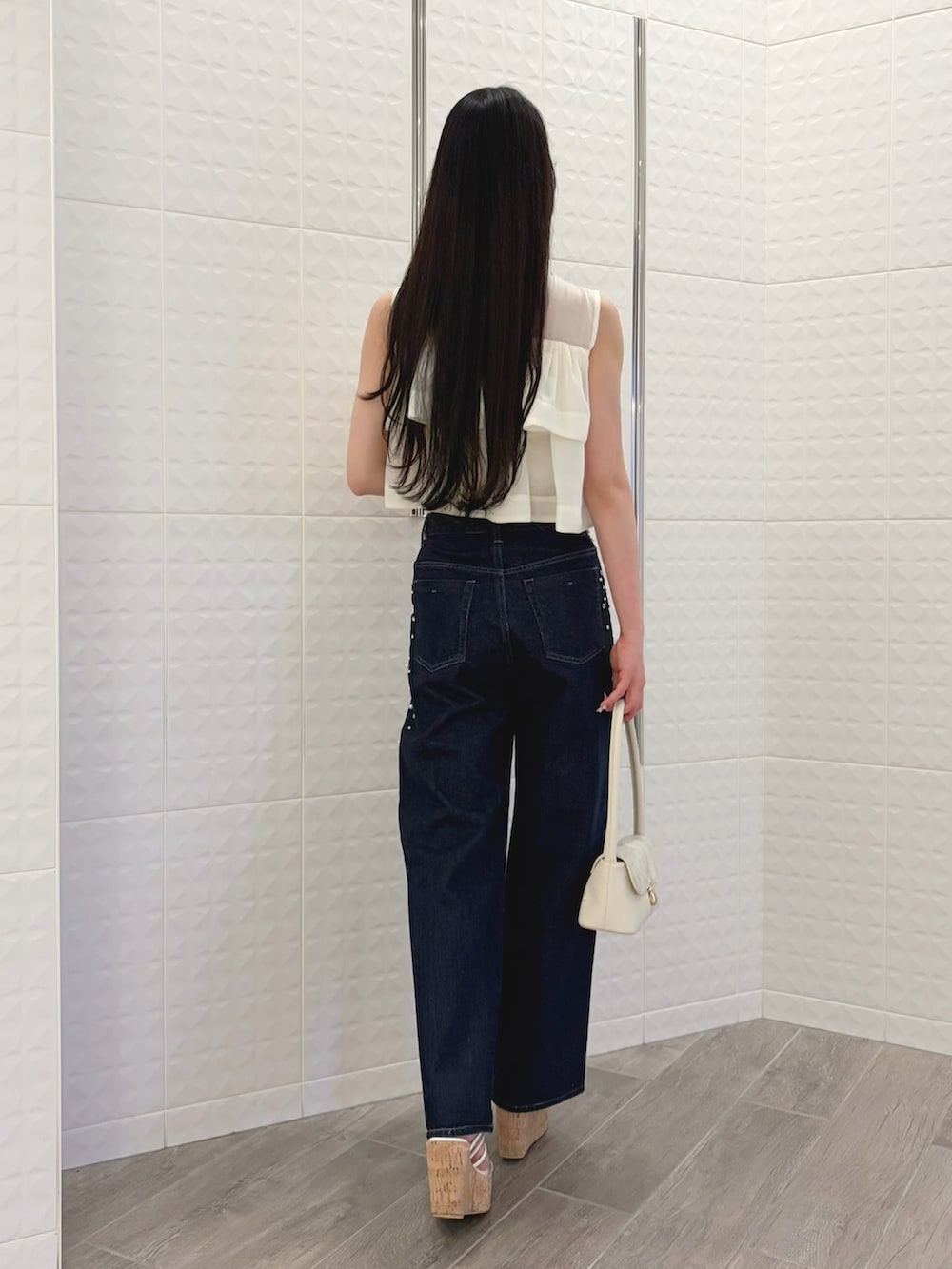 ブルー系のデニムパンツ、その他のサンダル、ホワイト系のキャミソールを着用したレディースの夏コーディネートの3枚目の写真