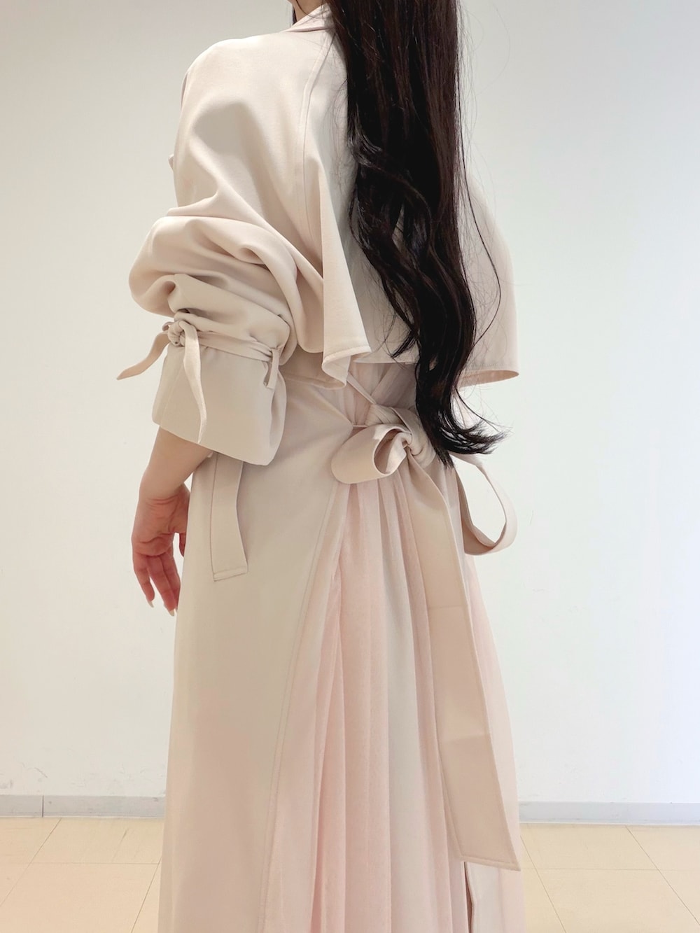 ホワイト系のスカート、ブラウン系のブーツ、ホワイト系のショルダーバッグを着用したレディースの冬コーディネートの8枚目の写真