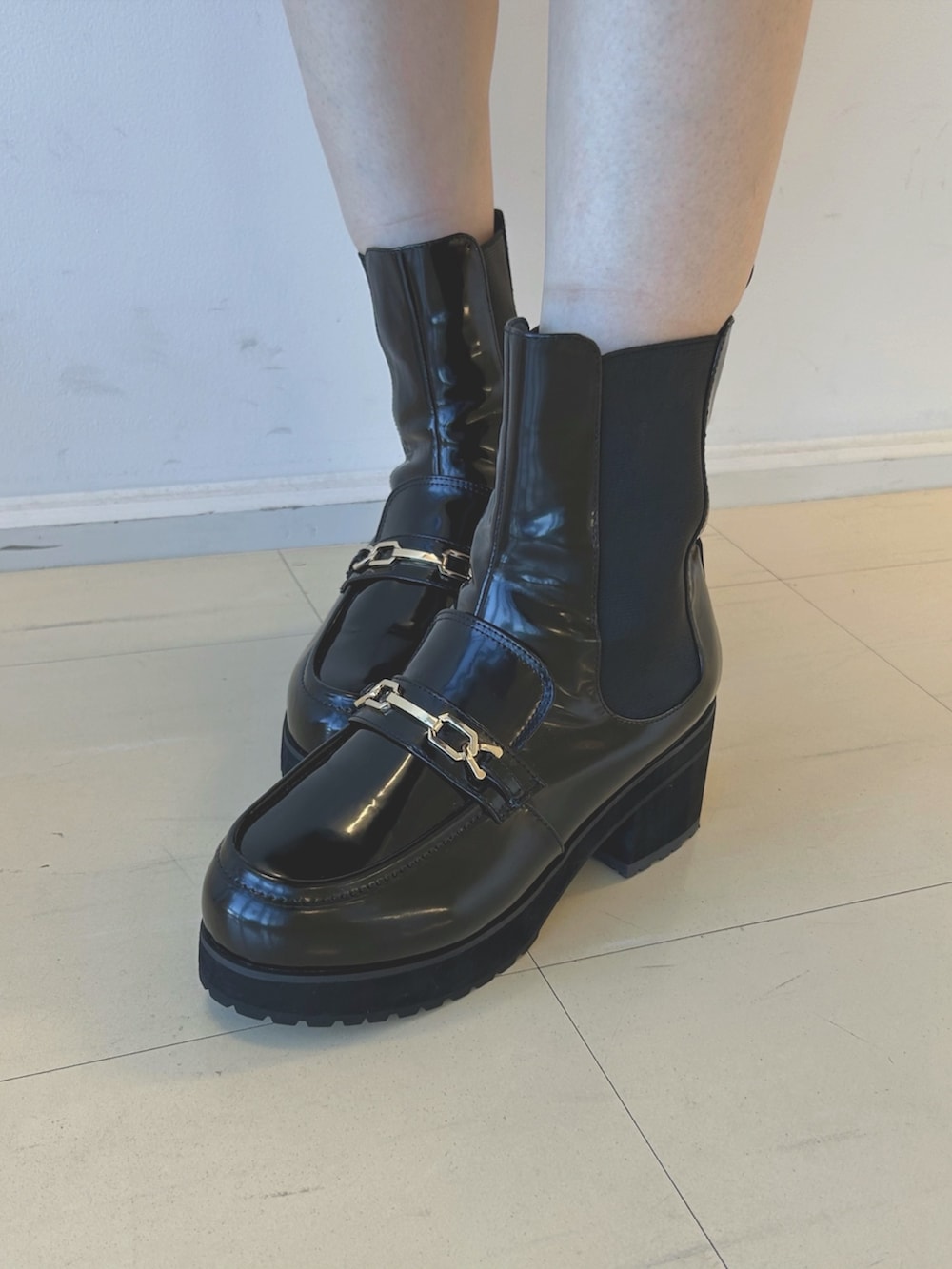 ホワイト系のシャツ/ブラウス、グレー系のスカート、ピンク系のハンドバッグを着用したレディースの秋コーディネートの9枚目の写真