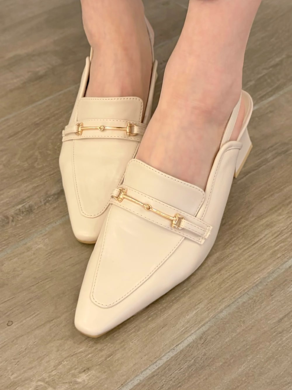 ブルー系のワンピース、ホワイト系のパンプス、ベージュ系のハンドバッグを着用したレディースの春コーディネートの8枚目の写真