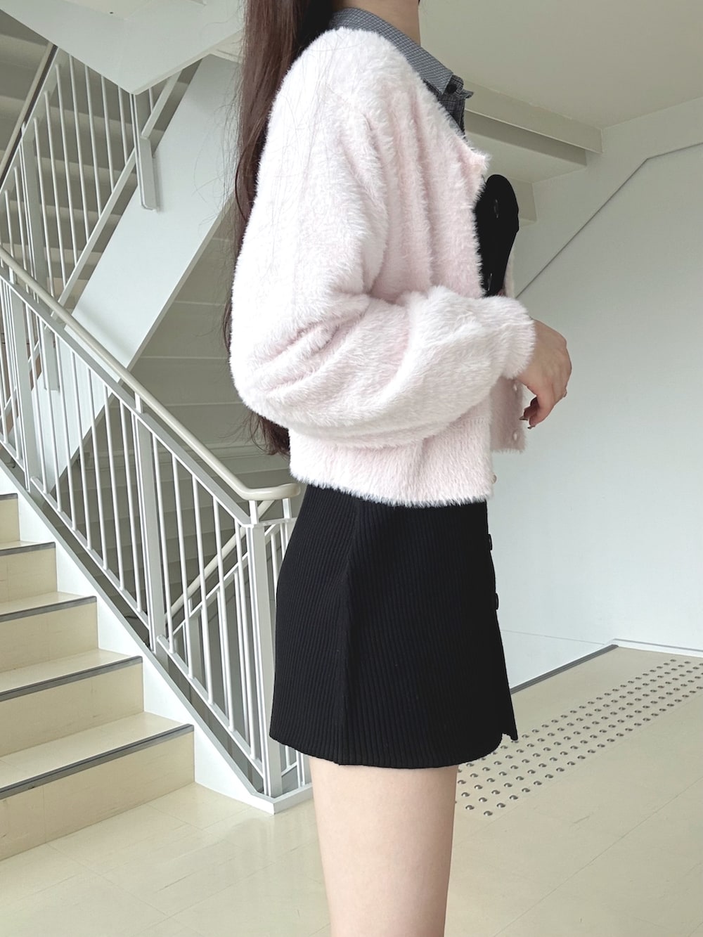 その他のワンピース、ピンク系のハンドバッグ、ブラック系のブーツを着用したレディースの秋コーディネートの6枚目の写真