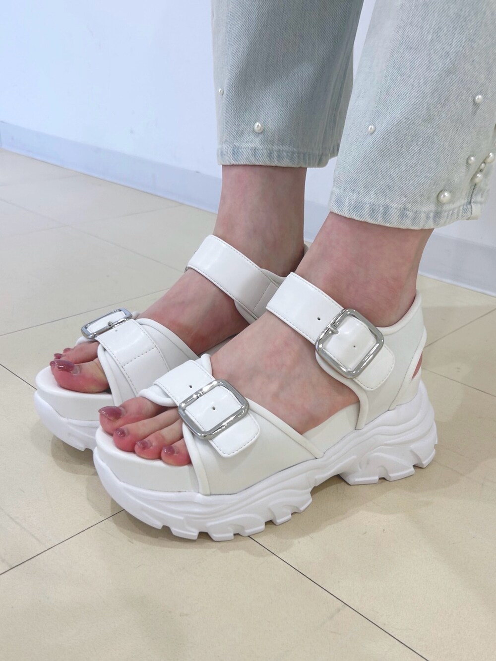 ブルー系のデニムパンツ、グリーン系のシャツ/ブラウス、ホワイト系のショルダーバッグを着用したレディースの春コーディネートの8枚目の写真