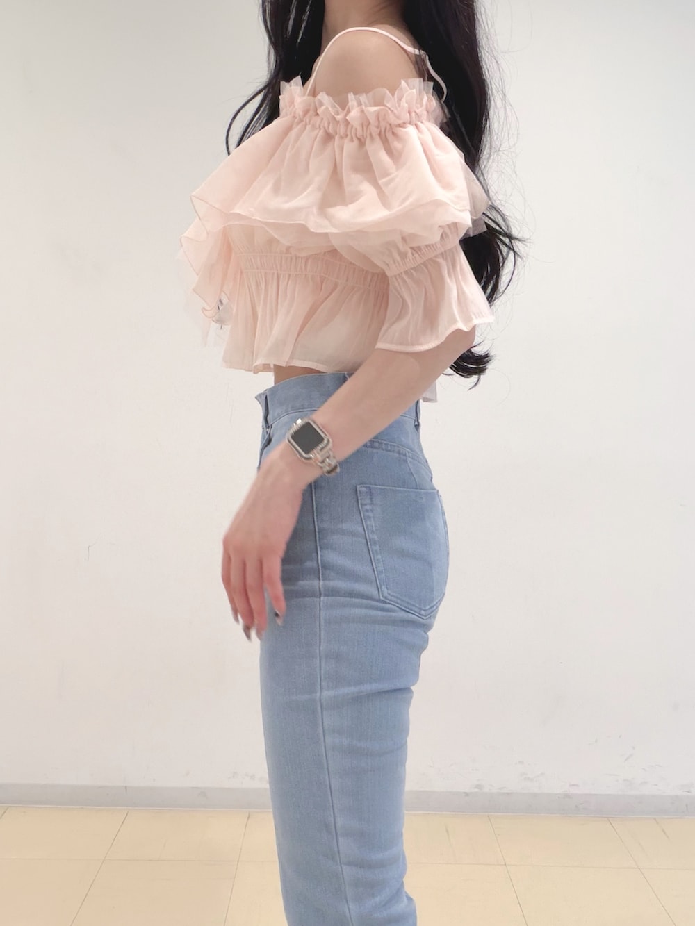ブルー系のその他パンツ、ピンク系のシャツ/ブラウス、ホワイト系のサンダルを着用したレディースの春コーディネートの6枚目の写真