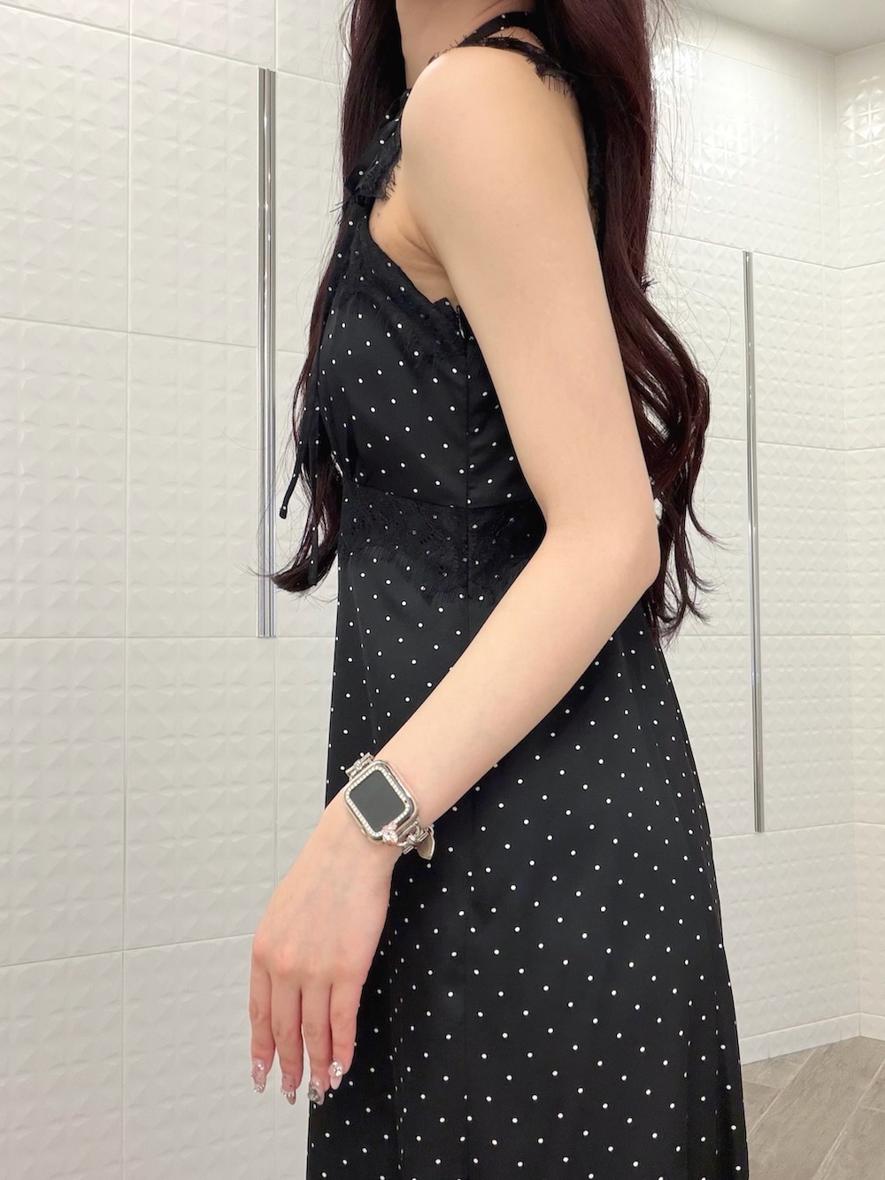 ブラック系のワンピース、ホワイト系のサンダル、ブラック系のキャミソールを着用したレディースの夏コーディネートの5枚目の写真