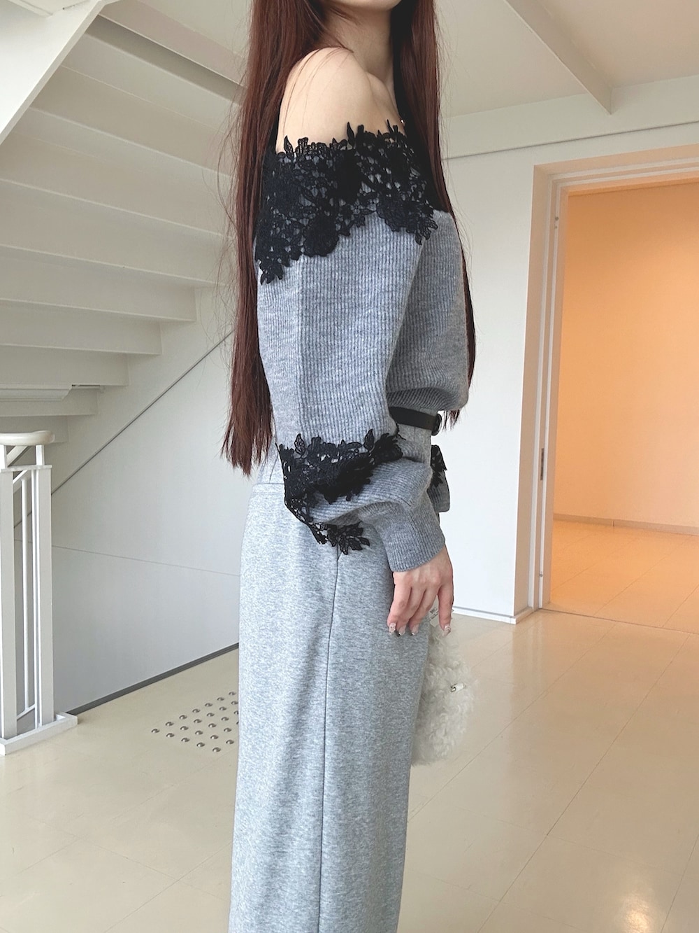 グレー系のニット/セーター、グレー系のその他パンツ、ブラック系のブーツを着用したレディースの秋コーディネートの5枚目の写真