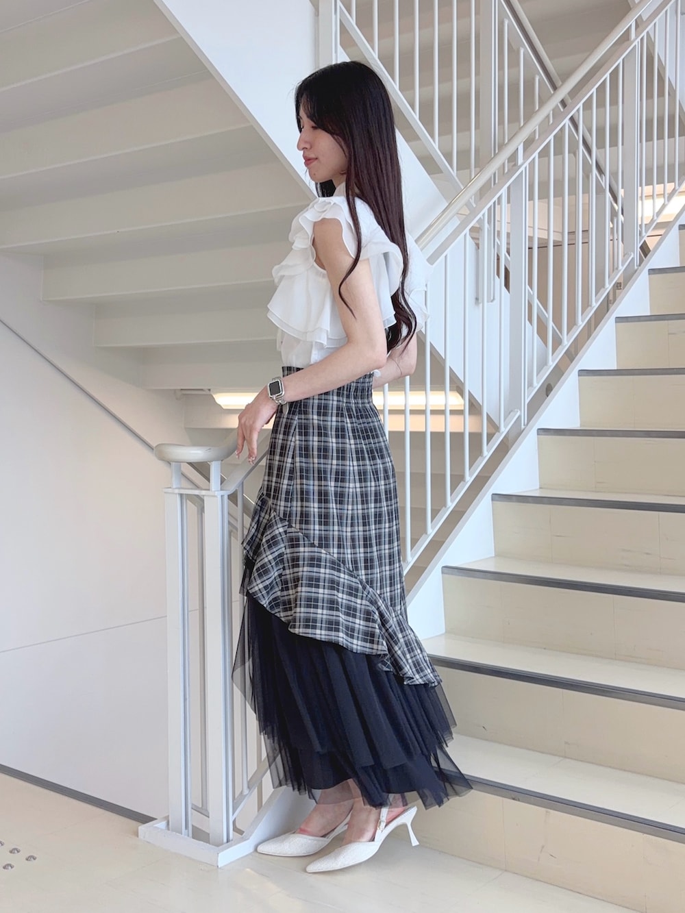 ホワイト系のシャツ/ブラウス、ブラック系のスカート、ホワイト系のパンプスを着用したレディースの夏コーディネートの2枚目の写真