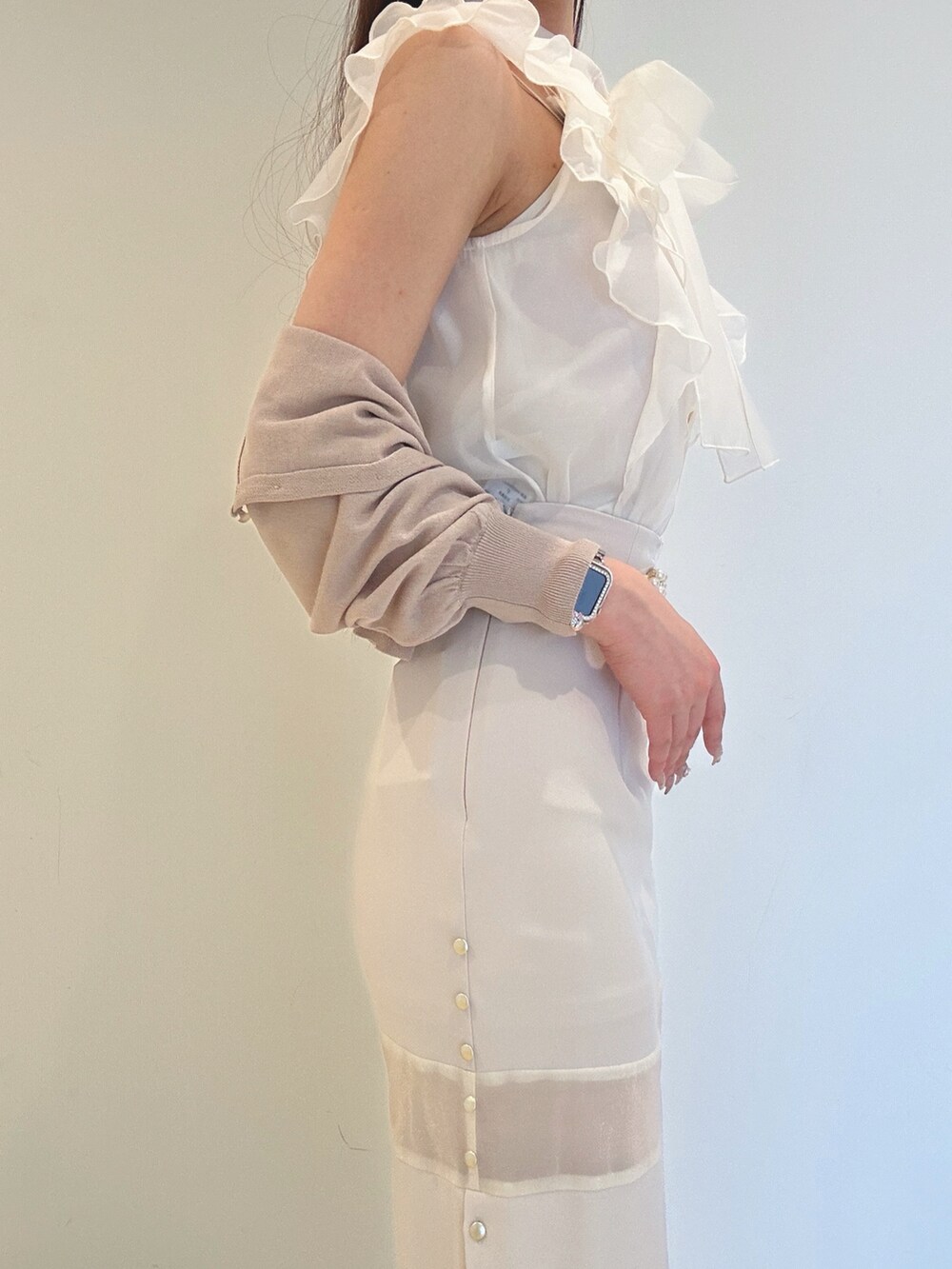 ピンク系のスカート、ホワイト系のシャツ/ブラウス、ベージュ系のカーディガン/ボレロを着用したレディースの春コーディネートの6枚目の写真