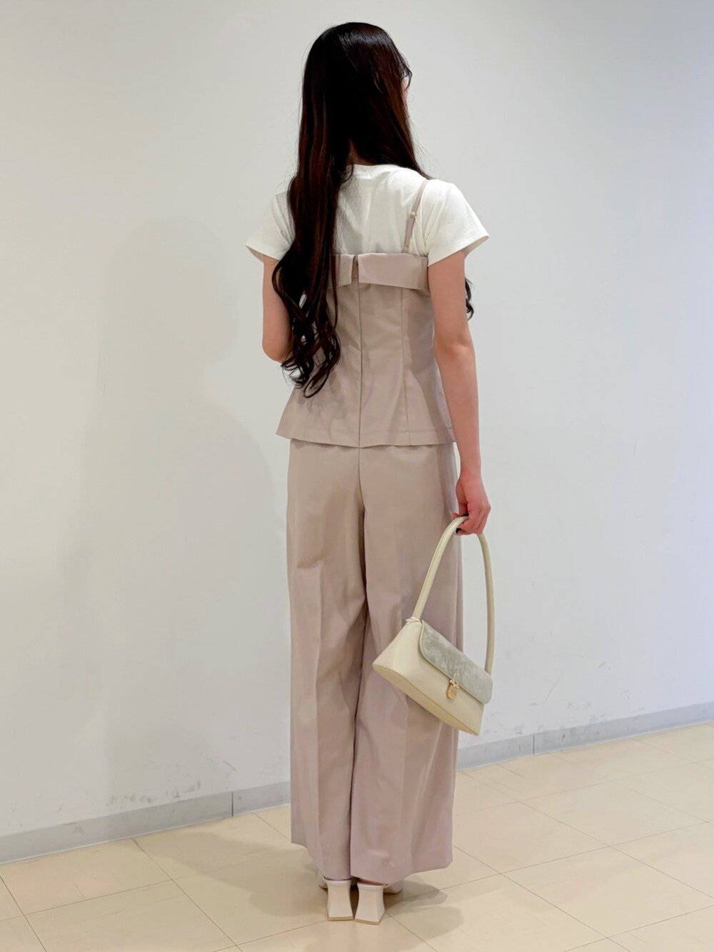 ピンク系のつなぎ/オールインワン、ホワイト系のTシャツ/カットソー、ホワイト系のハンドバッグを着用したレディースの春コーディネートの3枚目の写真