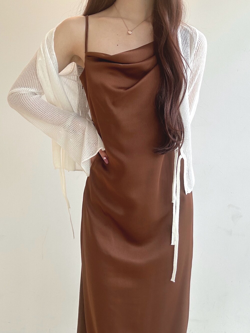 ブラウン系のワンピース、ホワイト系のチューブトップ、ホワイト系のハンドバッグを着用したレディースの夏コーディネートの5枚目の写真