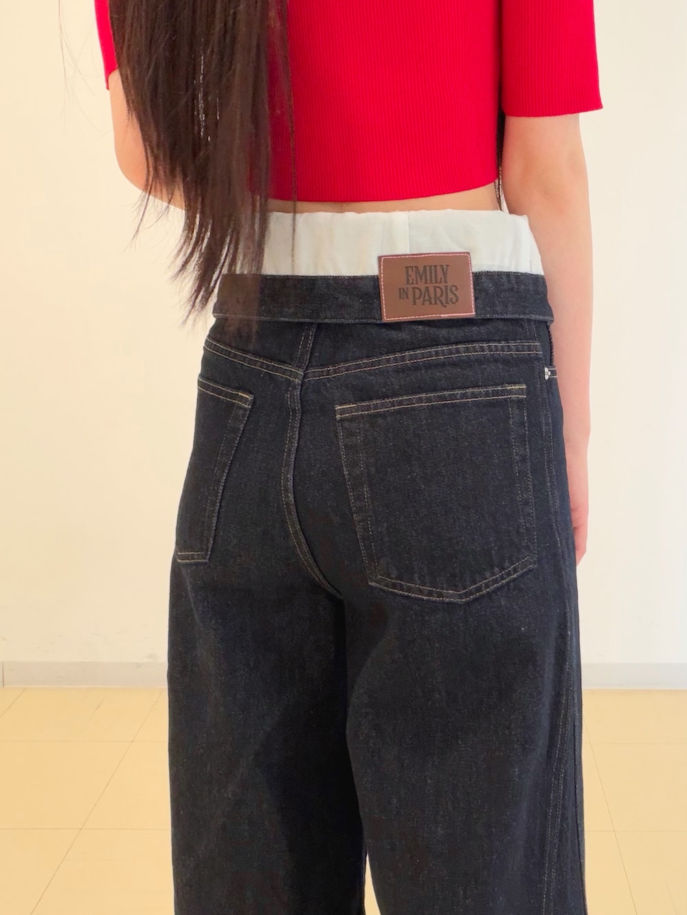 ブルー系のその他パンツ、レッド系のニット/セーター、ブラウン系のハンドバッグを着用したレディースの春コーディネートの9枚目の写真