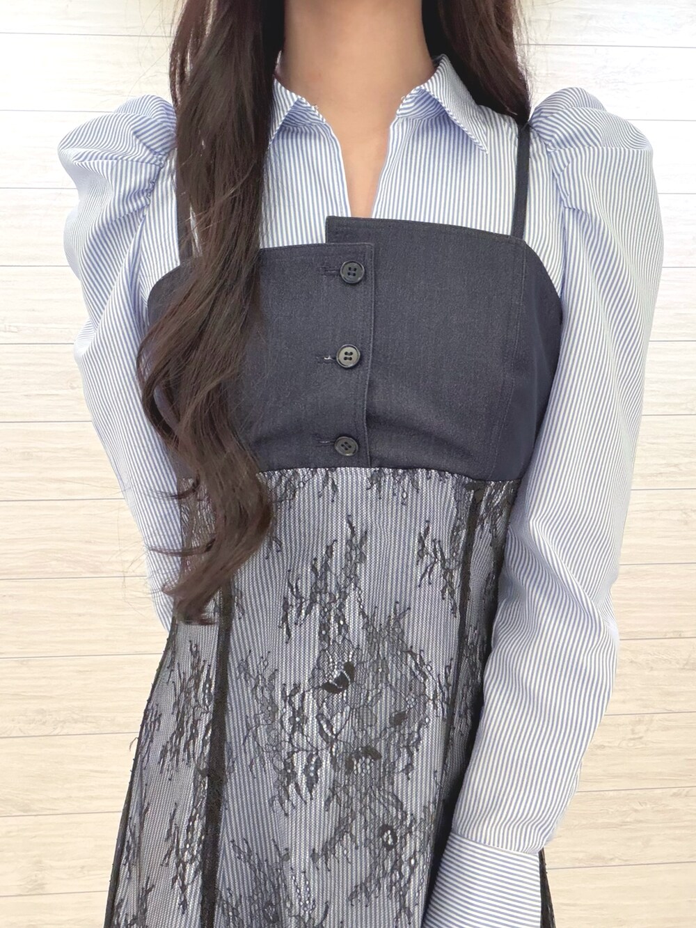 ブルー系のワンピース、ブラック系のハンドバッグ、ブラック系のブーツを着用したレディースの冬コーディネートの4枚目の写真