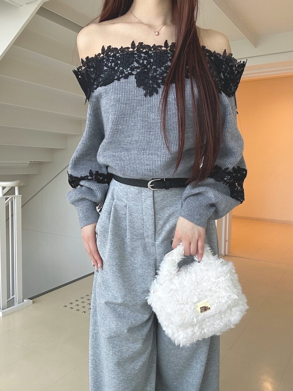 グレー系のニット/セーター、グレー系のその他パンツ、ブラック系のブーツを着用したレディースの秋コーディネートの4枚目の写真