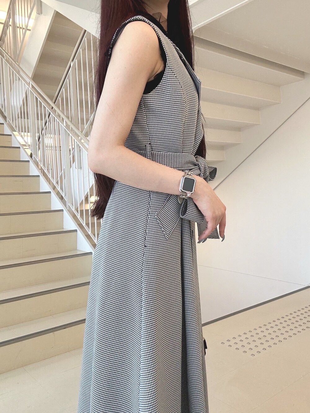 ブラック系のブーツ、ブラック系のハンドバッグ、ブラック系のニット/セーターを着用したレディースの秋コーディネートの6枚目の写真