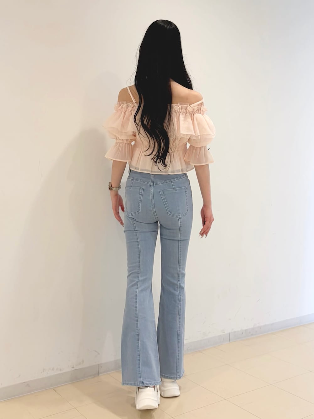 ブルー系のその他パンツ、ピンク系のシャツ/ブラウス、ホワイト系のサンダルを着用したレディースの春コーディネートの4枚目の写真