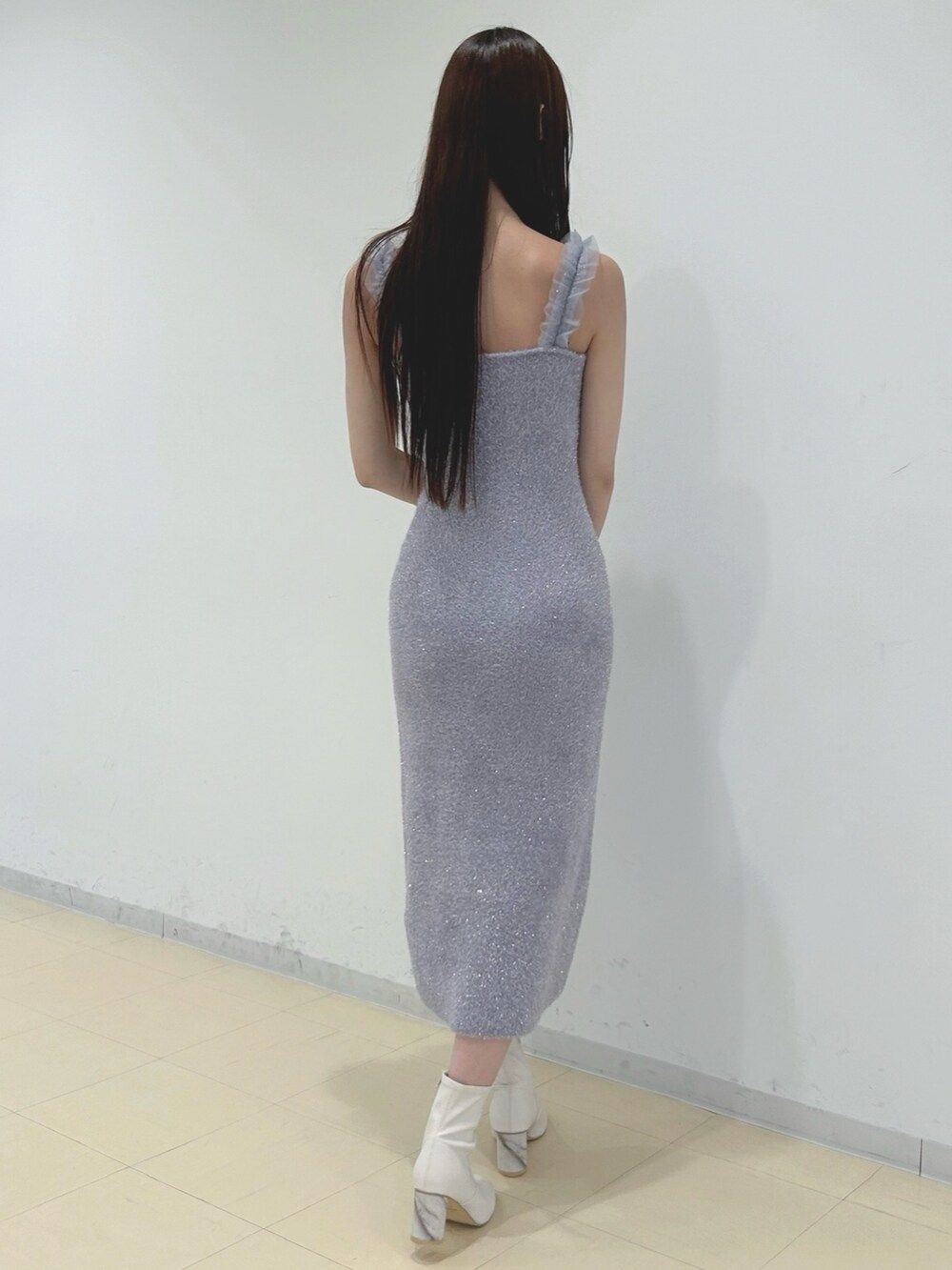 パープル系のワンピース、ホワイト系のショルダーバッグ、ホワイト系のブーツを着用したレディースの秋コーディネートの5枚目の写真