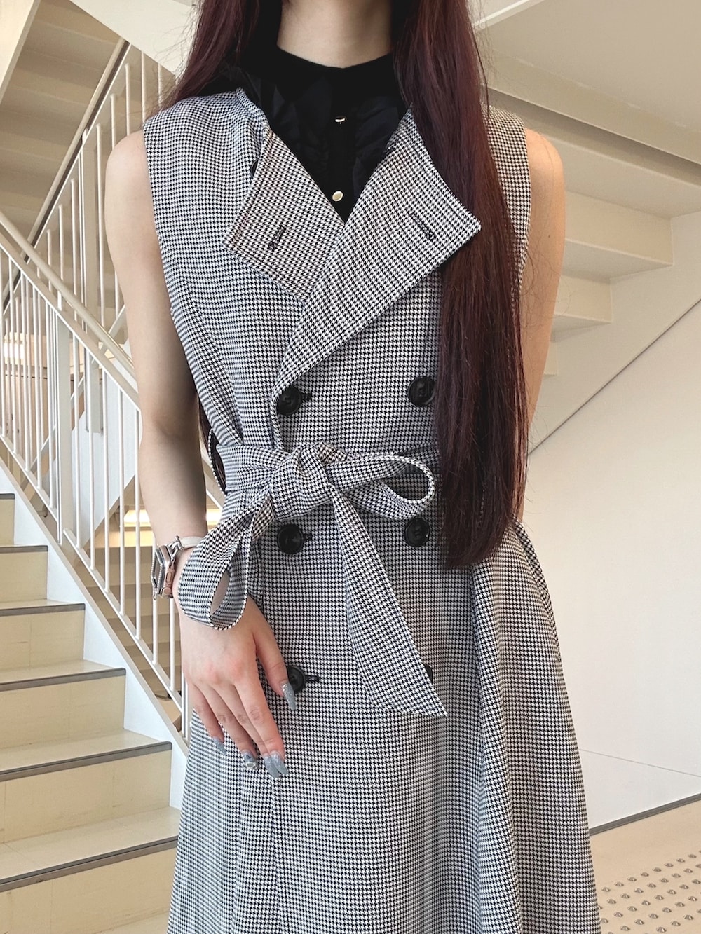 ブラック系のブーツ、ブラック系のハンドバッグ、ブラック系のニット/セーターを着用したレディースの秋コーディネートの5枚目の写真