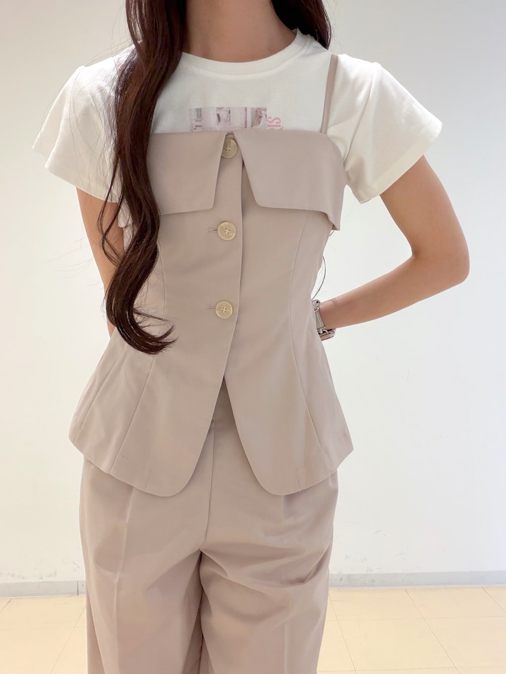 ピンク系のつなぎ/オールインワン、ホワイト系のTシャツ/カットソー、ホワイト系のハンドバッグを着用したレディースの春コーディネートの4枚目の写真